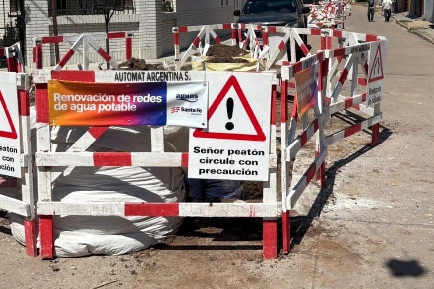 Aguas Santafesinas avanza con la renovación de la red en Fomento 9 de Julio.