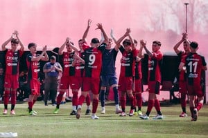El recibimiento para los pibes rojinegros. Crédito: Colón