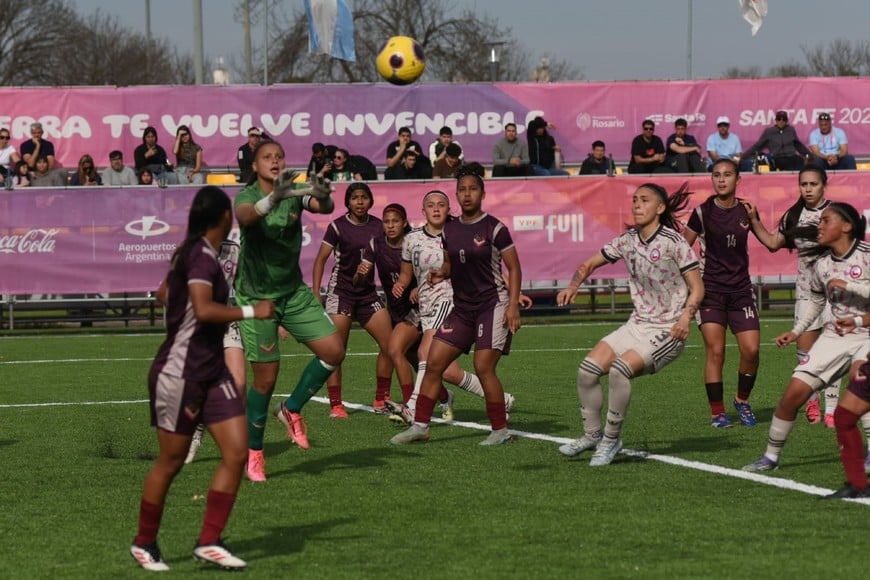 Diana también fue protagonista dentro de la cancha. Marcó dos goles durante el torneo y uno de ellos llegó en esta campaña que terminó con Venezuela en lo más alto