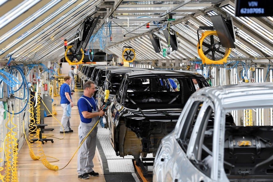 FILE PHOTO: Volkswagen employee works on a production line for the Golf VIII and Tiguan cars at the VW headquarters in Wolfsburg, Germany May 23, 2024. REUTERS/Fabian Bimmer/File Photo