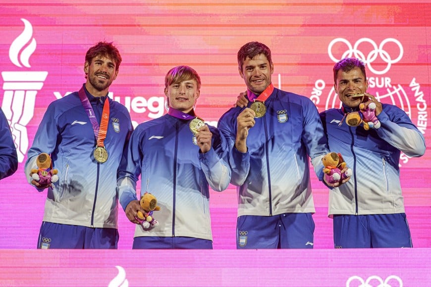 Rubén Rézola celebra el oro conseguido en el K4 500 metros en Santa Fe.
