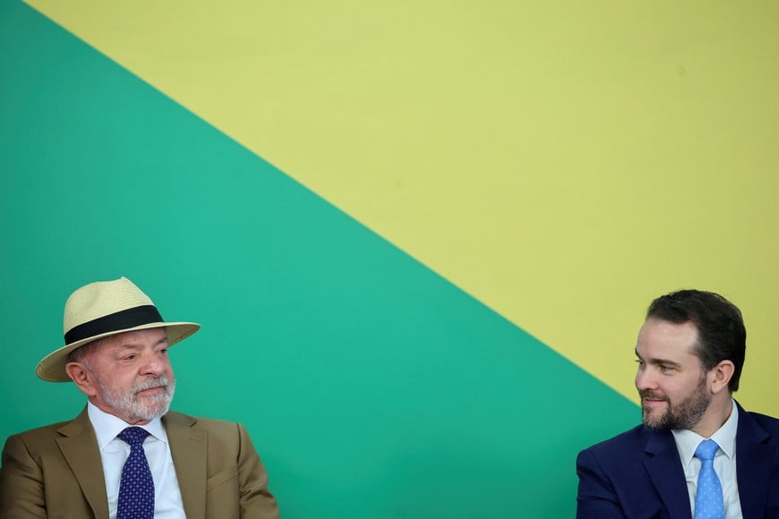 Brazil's President Luiz Inacio Lula da Silva and Finance Minister Dario Durigan attend a ceremony at the Planalto Palace in Brasilia, Brazil, August 6, 2026. REUTERS/Adriano Machado
