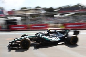 Kimi Antonelli, líder del campeonato, golpeó el muro en Q1 y largará 16º en Bakú. Su compañero George Russell se quedó con la pole. REUTERS/Jakub Porzycki