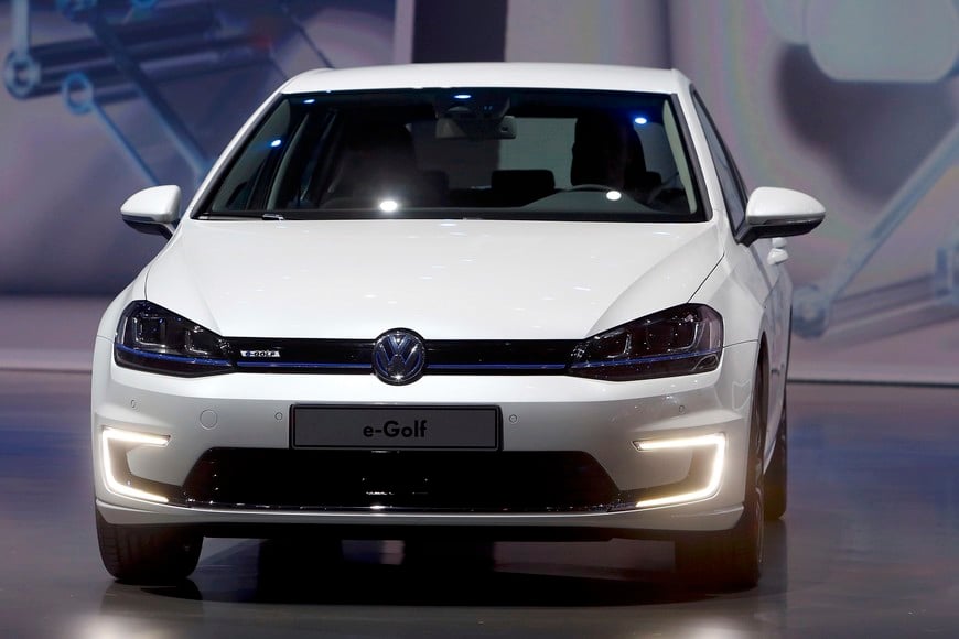 The new electric driven VW e-Golf car is presented at the Volkswagen group night at the Frankfurt motor show September 9, 2013. The world's biggest auto show is open to the public September 14 -22. REUTERS/Ralph Orlowski (GERMANY - Tags: BUSINESS TRANSPORT) alemania frankfurt salon internacional del automovil IAA presentacion auto nuevos modelos de automoviles auto electrico volkswagen golf