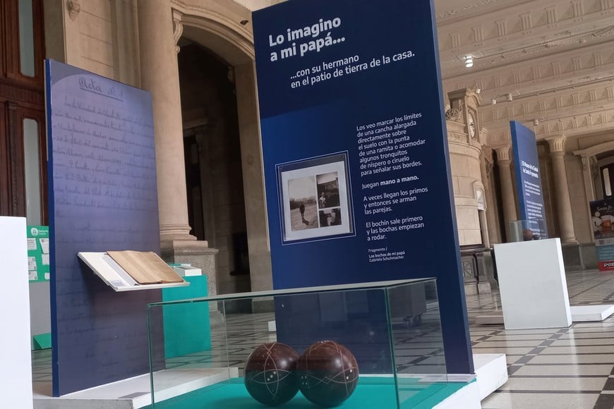 Postal de la muestra “Una bocha de historia. Clubes de barrio y jugadores de Santa Fe”. Gentileza