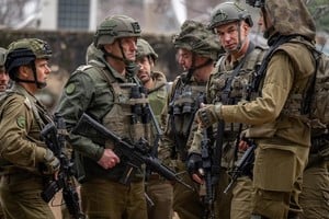 Altos oficiales de las Fuerzas de Defensa de Israel (FDI) reunidos en una zona cercana a la frontera norte de su país, en el marco de una serie de operaciones realizadas en su momento en el sur del Líbano, en inmediaciones del río Litani. Imágenes facilitadas por el propio ejército israelí.
