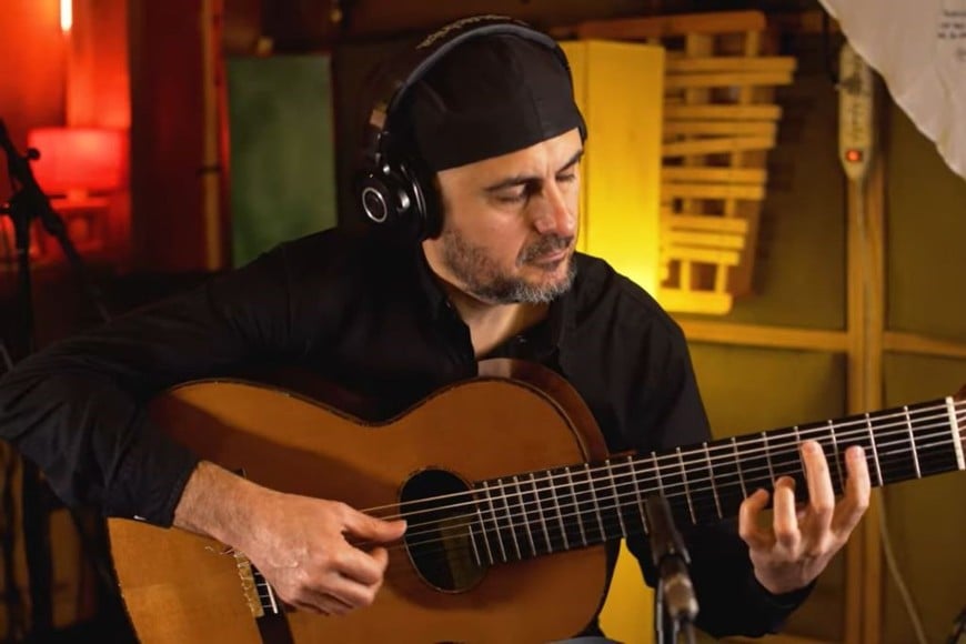 Hernán Reinaudo en la guitarra de ocho cuerdas, en la versión de Franco Luciani y Victoria Birchner de “Todos los días un poco” junto a León Gieco