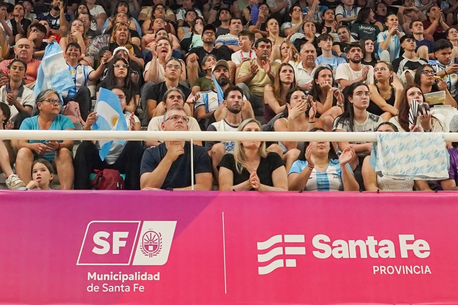 Estadio repleto en el sur de la ciudad de Santa Fe.