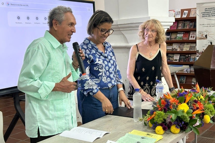 En el Claustro San Agustín, María Beatriz Bolsi con el profesor Argemiro Menco Mendoza y la vicerrectora, Edna Gómez Bustamante.