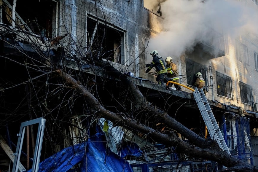 Firefighters work at the site of an apartment building and a supermarket hit by a Russian jet drone strike, amid Russia's attack on Ukraine, in Kyiv, Ukraine September 26, 2026. REUTERS/Gleb Garanich TPX IMAGES OF THE DAY