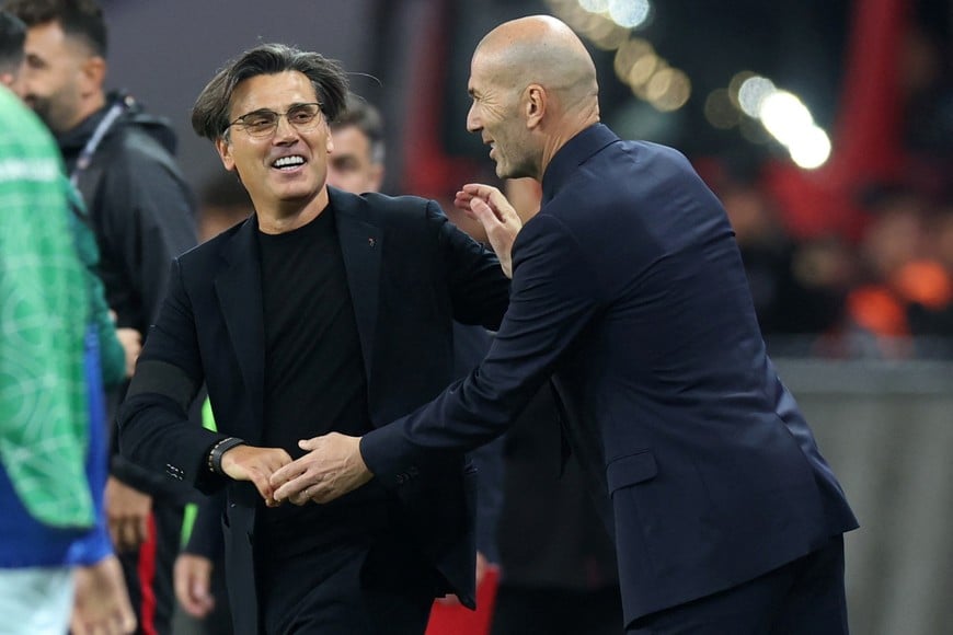 Soccer Football - Nations League - Group A - Turkey v France - Kocaeli Stadium, Kocaeli, Turkey - September 25, 2026
France coach Zinedine Zidane shakes hands with Turkey coach Vincenzo Montella at the end of the match REUTERS/Murad Sezer