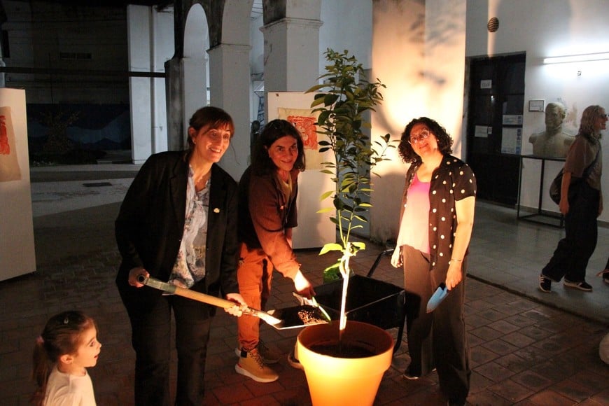 En la jornada se plantaron cítricos como idea de que "el arte germina".