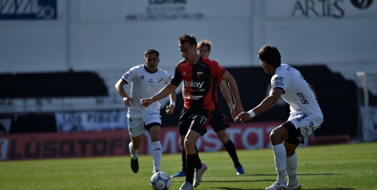 Colón, los reclamos del DT y el “freno de mano” que lo ata en cancha ajena