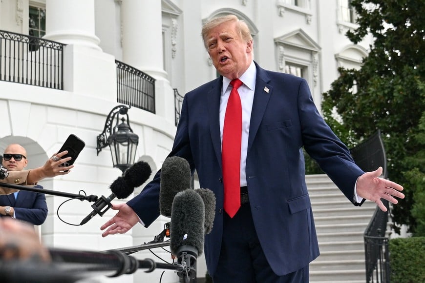 US President Donald Trump speaks to the media as he departs the White House on the South Lawn in Washington, DC, US, September 26, 2026. REUTERS/Annabelle Gordon