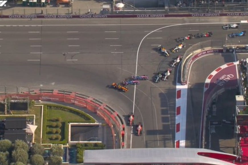 El argentino llegó pasado a la primera curva y terminó golpeando a Gasly y Norris.