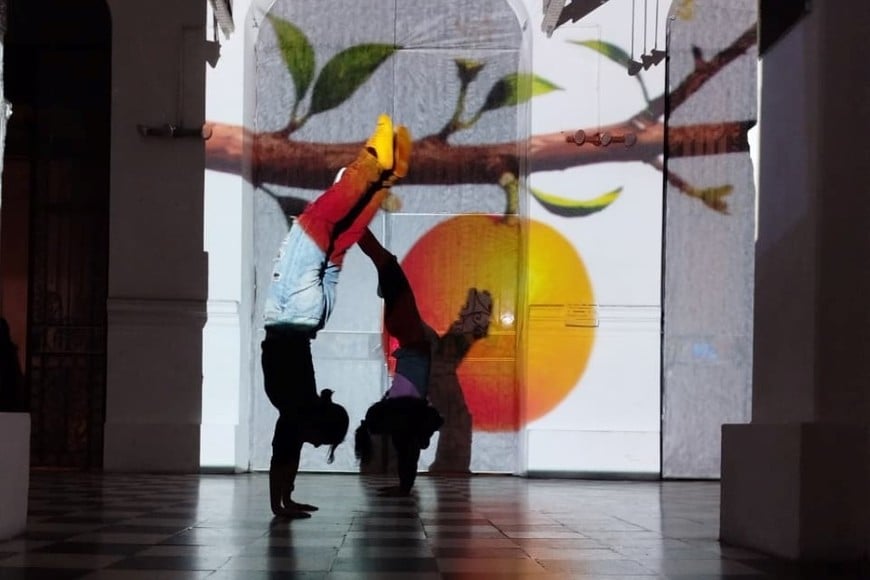 Hubo mapping en el pórtico de ingreso a la institución. Foto: Esc. Mantovani.