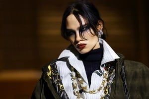 Gucci presentó una colección con siluetas más cercanas al cuerpo.
