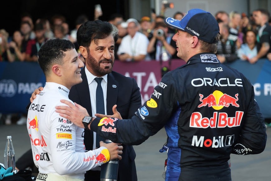 Formula One F1 - Azerbaijan Grand Prix - Baku City Circuit, Baku, Azerbaijan - September 26, 2026
Red Bull's Max Verstappen and Isack Hadjar with FIA president Mohammed Ben Sulayem after finishing second and third in the race REUTERS/Jakub Porzycki