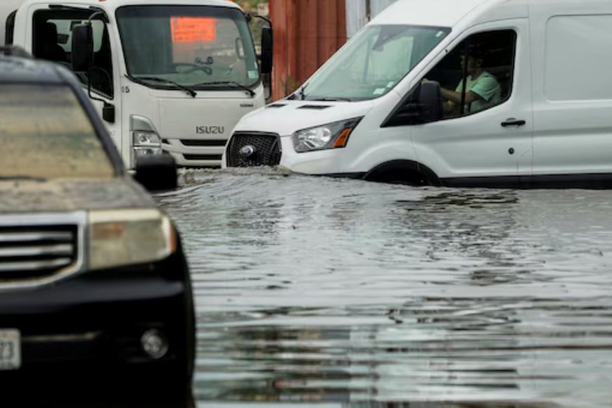 La acumulación de agua alcanzó hasta 15 centímetros en calles principales como Melrose, Madison y Connecticut.