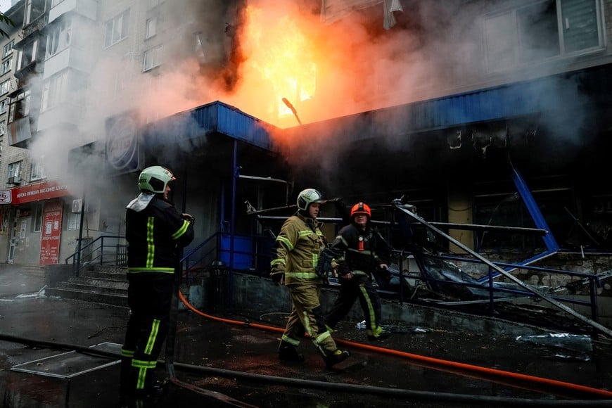 Firefighters work at the site of an apartment building and a supermarket hit by a Russian jet drone strike, amid Russia's attack on Ukraine, in Kyiv, Ukraine September 26, 2026. REUTERS/Gleb Garanich TPX IMAGES OF THE DAY