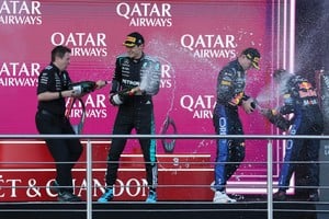 George Russell, Max Verstappen e Isack Hadjar, los tres integrantes del podio de Bakú, coincidieron en que suspender a Colapinto por una carrera sería un castigo excesivo. REUTERS/Ramil Sitdikov