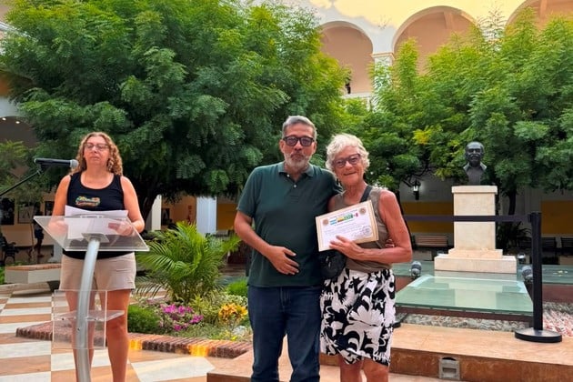 Patio del Claustro de la Merced. Lilián junto a Gabriel Egidio Torres García, sobrino de Gabriel García Márquez.