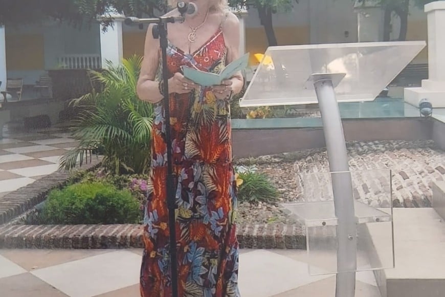 María Beatriz Bolsi leyendo en el Claustro de La Merced.