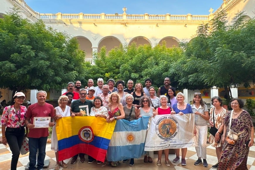 El grupo en el Claustro de La Merced, en la Universidad de Cartagena, con escritores de países latinoamericanos. María Beatriz Bolsi en el centro de la imagen, ayudando a sostener los dos banderas, la de Colombia y la de Argentina. A su izquierda, Lilián Costamagna (autora del ciclo "Las Letras de Lilián").