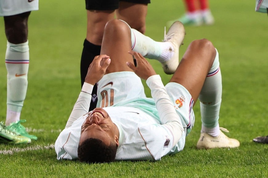 Soccer Football - Nations League - Group A - Turkey v France - Kocaeli Stadium, Kocaeli, Turkey - September 25, 2026
France's Kylian Mbappe reacts on the ground injured after he scores their first goal REUTERS/Murad Sezer