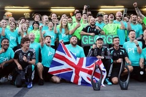 George Russell celebra su victoria en Bakú junto a Kimi Antonelli y el equipo Mercedes, que mantiene el liderazgo del campeonato ante el avance de sus rivales. Foto: Reuters.