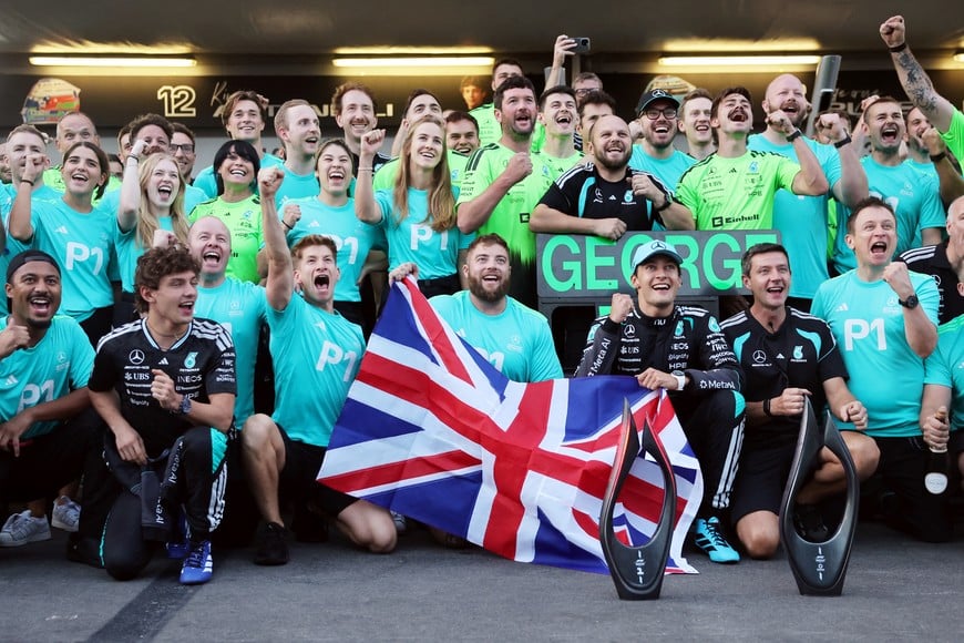 Formula One F1 - Azerbaijan Grand Prix - Baku City Circuit, Baku, Azerbaijan - September 26, 2026
Mercedes' George Russell celebrates with Andrea Kimi Antonelli and staff after winning the race REUTERS/Jakub Porzycki