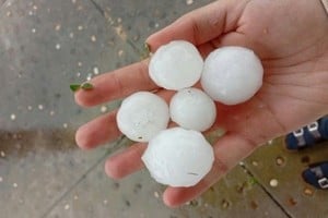 El granizo de gran tamaño soprendió a los vecinos.