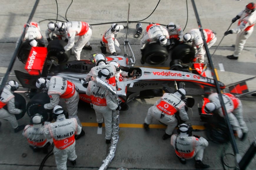 MOTOR-RACING-PRIX - McLaren Formula One crew conducts a pit stop practice with Lewis Hamilton's race car at the Sepang International Circuit April 2, 2009. The Malaysian F1 Grand Prix race is on Sunday, April 5, 2009. REUTERS/David Loh (MALAYSIA SPORT MOTOR RACING) KUALA LUMPUR MALASIA PREPARATIVOS PARA EL GP MALASIA automovilismo campeonato mundial de formula1 2009 formula 1
