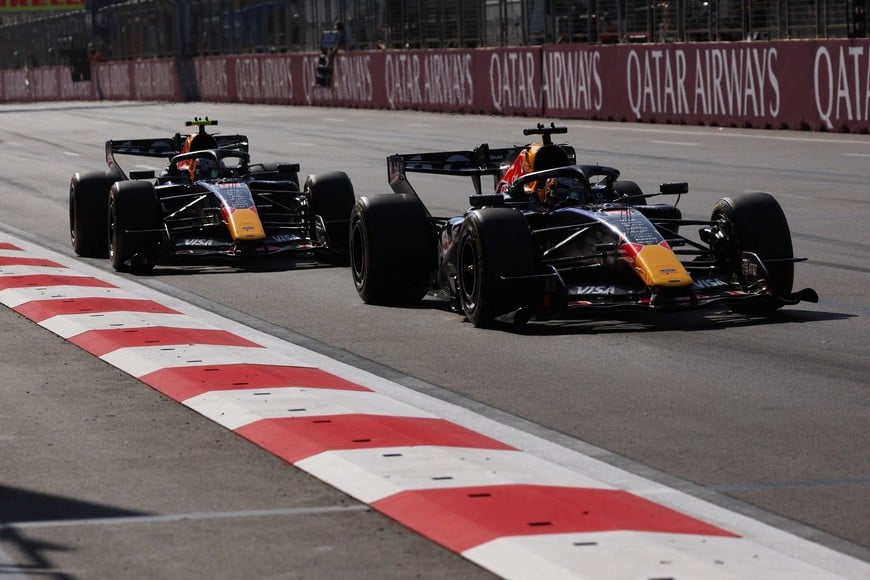 Formula One F1 - Azerbaijan Grand Prix - Baku City Circuit, Baku, Azerbaijan - September 26, 2026
Red Bull's Max Verstappen and Isack Hadjar in action during the race REUTERS/Jakub Porzycki