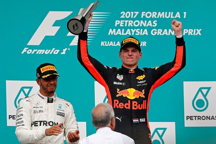 Formula One F1 - Malaysia Grand Prix - Sepang, Malaysia - October 1, 2017. Redbull's Max Verstappen celebrates winning the race beside Mercedes’ Lewis Hamilton and Malaysian Prime Minister Najib Razak. REUTERS/Lai Seng Sin malasia Max Verstappen gran premio de formula1 de malasia automovilismo piloto pilotos en la carrera