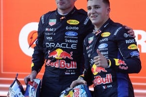 Max Verstappen e Isack Hadjar celebran en el podio de Bakú, donde terminaron segundo y tercero, respectivamente, y completaron una gran jornada para Red Bull. REUTERS/Jakub Porzycki