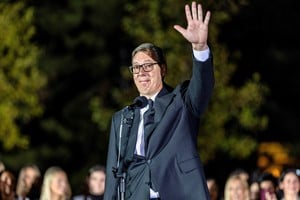 “Esta es mi última noche en este edificio”, afirmó Vucic ante cientos de simpatizantes .