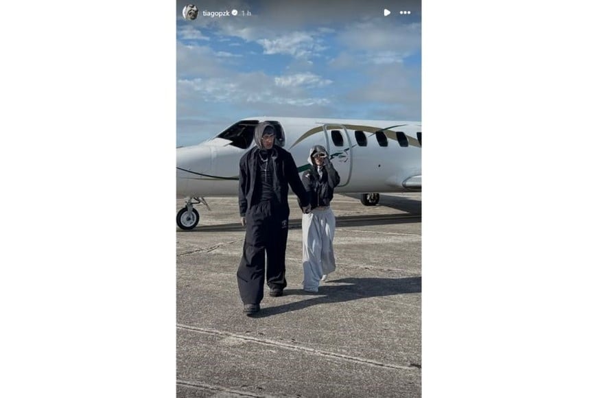 El blanqueo definitivo se produjo a través de la publicación de una fotografía donde se observa a la pareja descendiendo junta de una aeronave