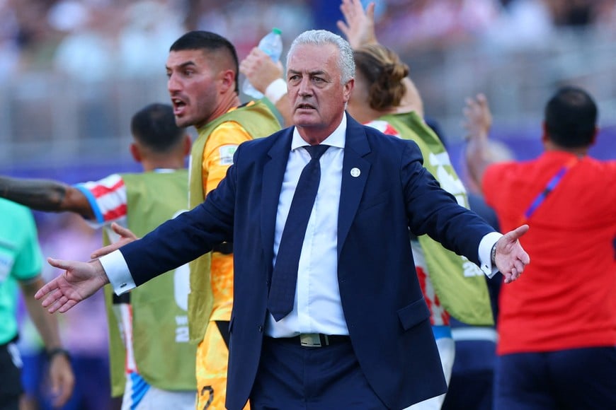 Soccer Football - FIFA World Cup 2026 - Round of 16 - Paraguay v France - Philadelphia Stadium, Philadelphia, Pennsylvania, U.S. - July 4, 2026
Paraguay coach Gustavo Alfaro REUTERS/Mike Segar
