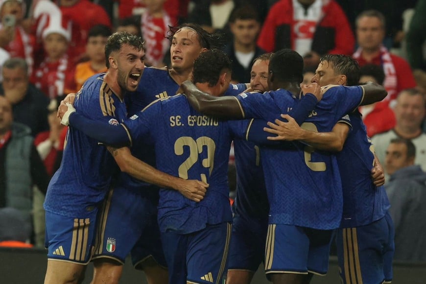 Abrazo de gol de los jugadores italianos.