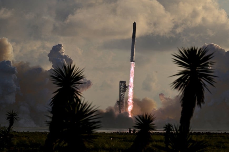 The SpaceX Starship and Super Heavy v3 Booster lift off on its 14h test flight from the SpaceX launch complex in Starbase, Texas, U.S., September 28, 2026. The mission is expected to send the vehicle into orbit for the first time and deploy 26 Starlink V3 satellites. REUTERS/Steve Nesius