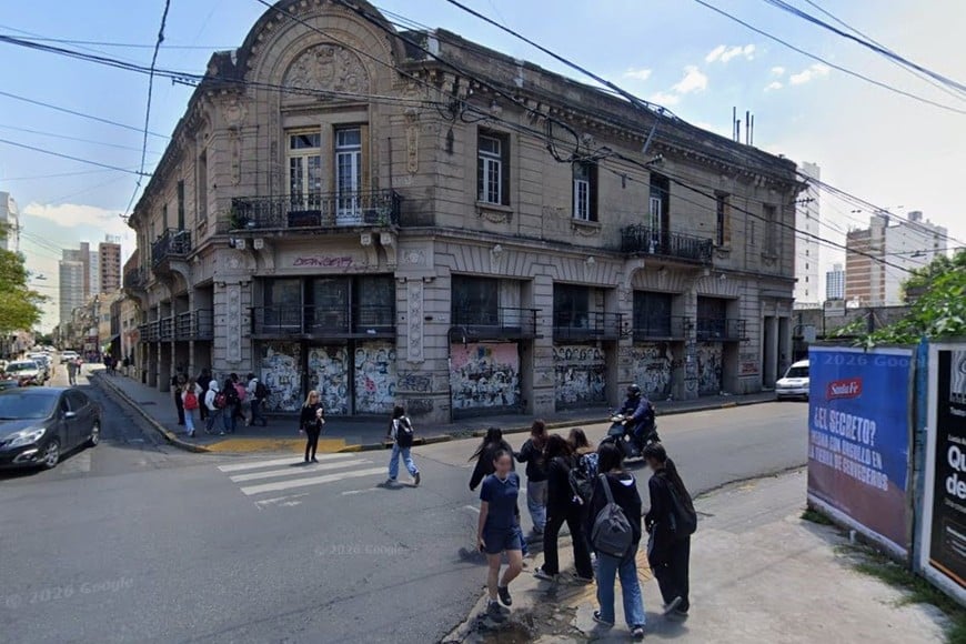 El edificio en cuestión, en 25 de Mayo e Hipólito Irigoyen. Captura El Litoral