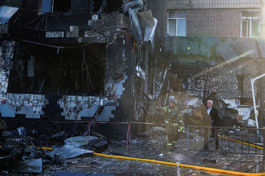 A firefighter speaks to a resident at the site of a cafe which was hit by a Russian drone strike, amid Russia's attack on Ukraine, in Kyiv, Ukraine September 28, 2026. REUTERS/Valentyn Ogirenko