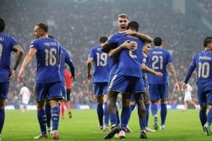 Italia festeja el triunfo ante Turquía.