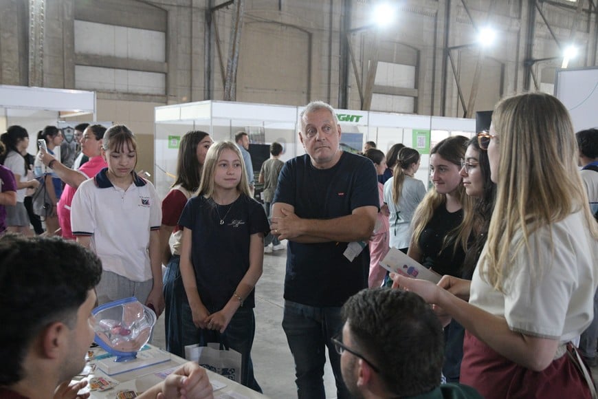 Un papá de Rafaela trajo a su hija y a una amiga -que están en 4to año de secundaria- a visitar la Expo y que vayan preparando su decisión "con tiempo", dijo. Foto: Manuel Fabatía