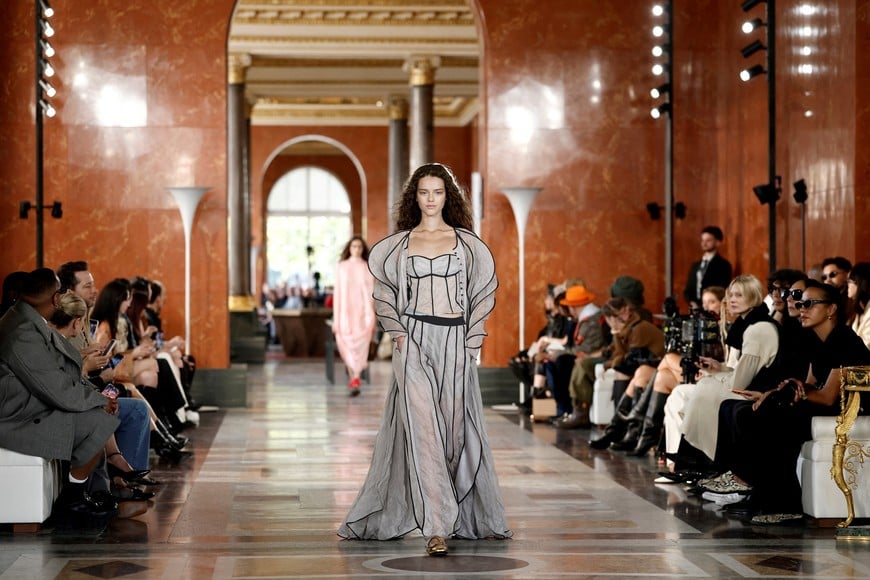 A model presents a creation by designer Nicolas Ghesquiere as part of his Spring/Summer 2026 Women's ready-to-wear collection show for the fashion house Louis Vuitton during Paris Fashion Week in Paris, France, September 30, 2025. REUTERS/Benoit Tessier TPX IMAGES OF THE DAY