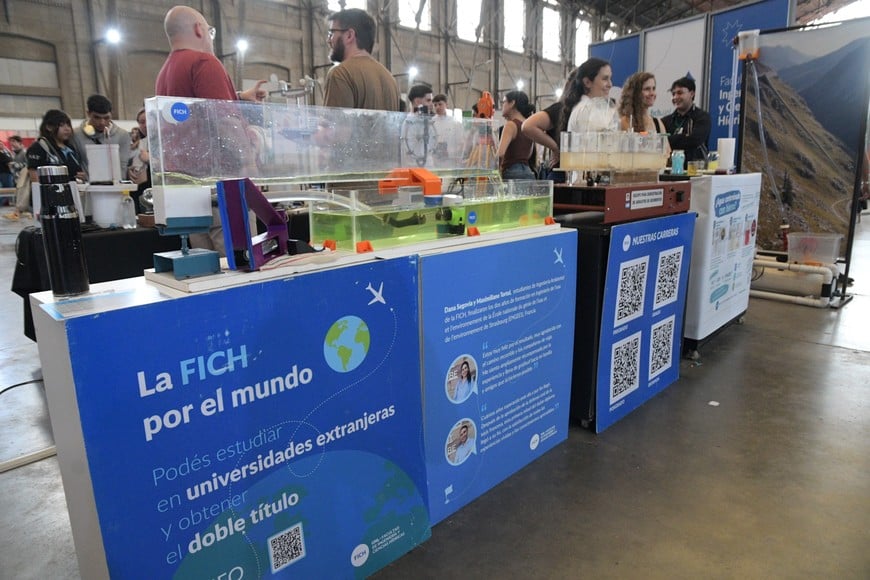 Las distintas facultades eligen realizar sus stands cada vez más interactivos para captar el interés de los estudiantes. Foto: Manuel Fabatía