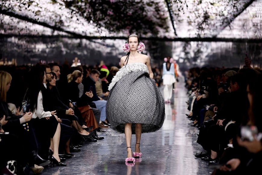 A model presents a creation by designer Jonathan Anderson as part of his Haute Couture Spring/Summer 2026 collection show for fashion house Dior in Paris, France, January 26, 2026. REUTERS/Benoit Tessier TPX IMAGES OF THE DAY