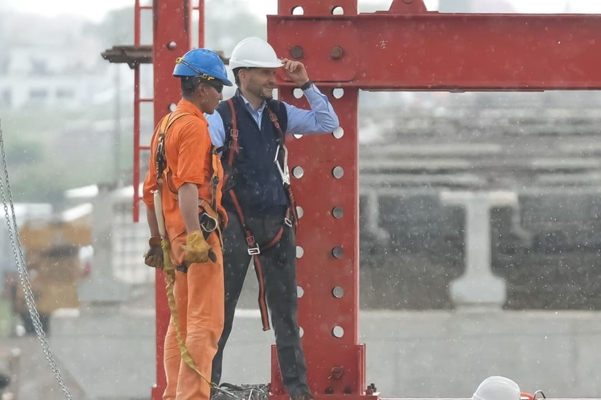 Pullaro recorrió este lunes los trabajos del nuevo puente Santa Fe-Santo Tomé.