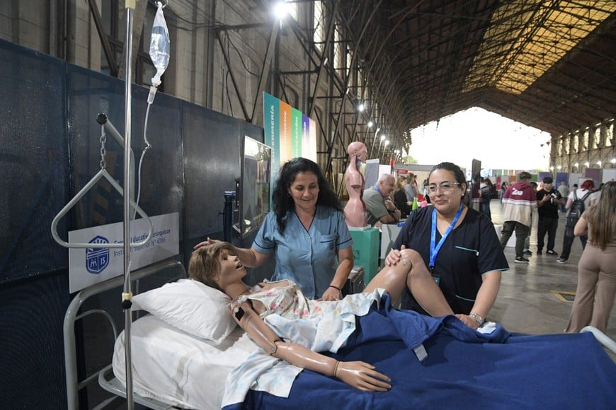 "Susi", el modelo de simulación con el que se hacen las prácticas de enfermería, concita la atención en la muestra. Foto: Manuel Fabatía